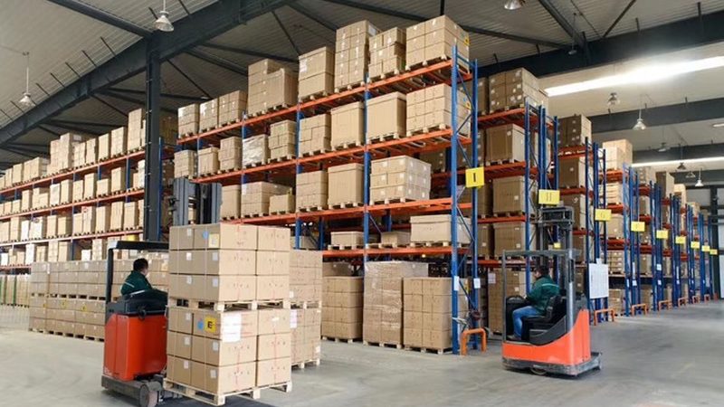 三向堆垛式叉车：超越普通前移车的仓储革新